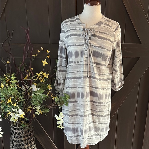 Everly Gray and White Tie Front 3/4 Sleeve Tunic - Picture 1 of 9